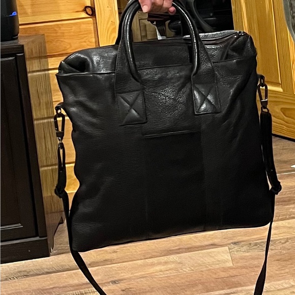 Kenneth Cole Sleek Black Leather Briefcase - Picture 1 of 16